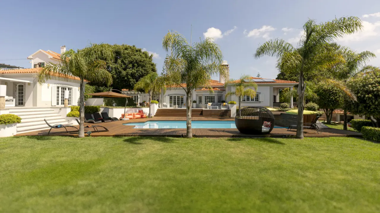 Villa con piscina e prato verde in primo piano