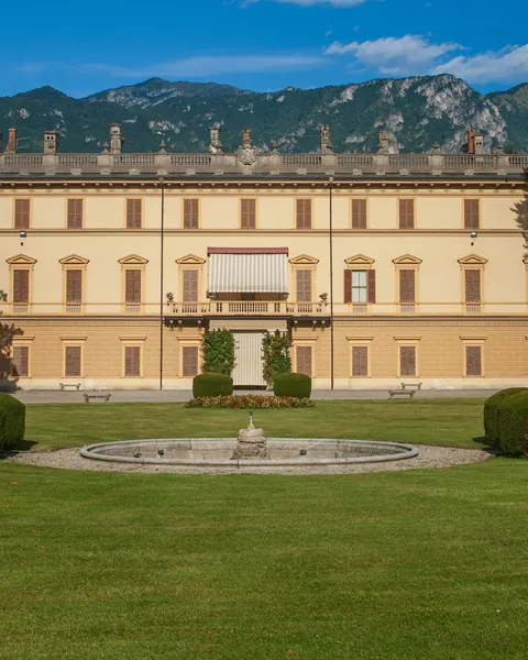 Villa con un ampio prato davanti alla facciata