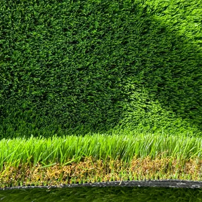 Erba sintetica verde intenso vista di taglio, con i ricci color paglia alla base